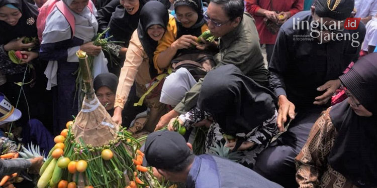 Ritual Nyadran Di Desa Silurah Batang Gunungan Hasil Bumi Jadi Rebutan