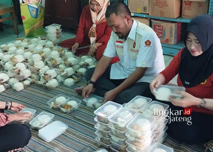 Bantu Korban Banjir Dpc Gerindra Kudus Bagikan Nasi Bungkus