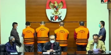 Wakil Ketua KPK, Alexander Marwata, mengumumkan 4 tersangka dugaan suap suap pengadaan barang dan jasa infrastruktur di Pemkab Musi Banyuasin tahun 2021, di gedung KPK, Sabtu (16/10/2021) sore. FOTO: Tangkap layar/Lingkar.co