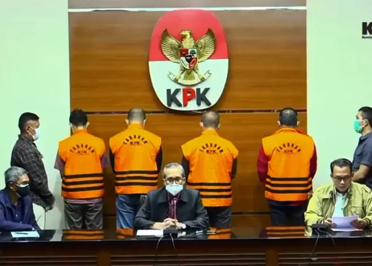 KPK: 8 Terjaring OTT, 4 Jadi Tersangka Termasuk Bupati Musi Banyuasin 25 Wakil Ketua KPK, Alexander Marwata, mengumumkan 4 tersangka dugaan suap suap pengadaan barang dan jasa infrastruktur di Pemkab Musi Banyuasin tahun 2021, di gedung KPK, Sabtu (16/10/2021) sore. FOTO: Tangkap layar/Lingkar.co