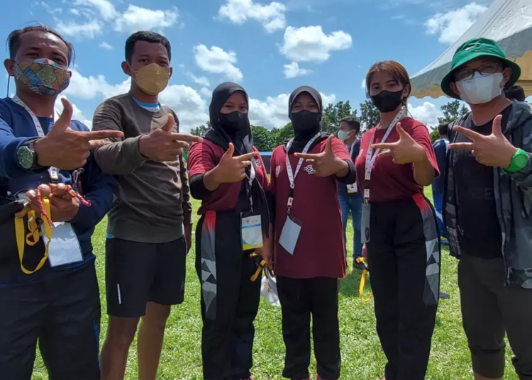 Atlet Bumi Kartini Sabet Prestasi di Potradnas 25 BERSAMA: Para atlet yang mengikuti Pekan Olahraga Tradisional Tingkat Nasional (Potradnas) VIII di Provinsi Kepulauan Bangka Belitung sedang foto bersama kemarin