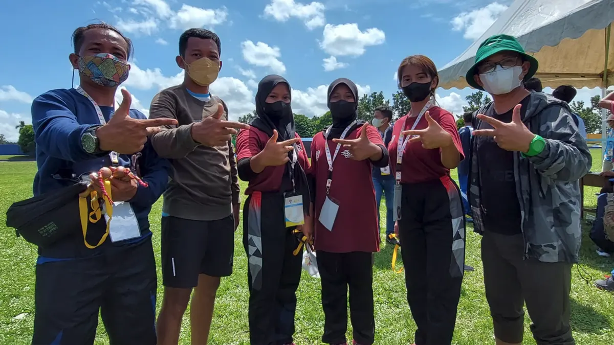 BERSAMA: Para atlet yang mengikuti Pekan Olahraga Tradisional Tingkat Nasional (Potradnas) VIII di Provinsi Kepulauan Bangka Belitung sedang foto bersama kemarin