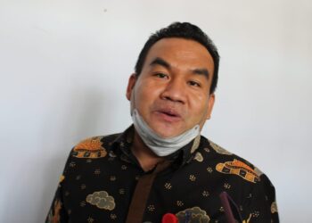 MENJELASKAN: Bupati Blora, Arief Rohman memberikan keterangan pada awak media. (LILIK YULIANTORO/LINGKARJATENG.ID)