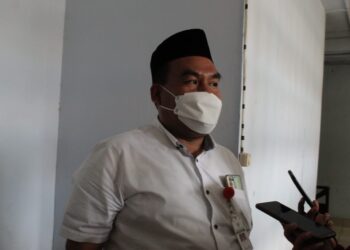 MENYAMPAIKAN: Bupati Blora, Arief Rohman saat memberikan pernyataan usai mengikuti rapat virtual, Jum’at (15/10/21). (LILIK YULIANTORO/LINGKARJATENG.ID)