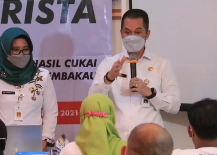Dukung UMKM Bangkit, Bupati Kudus Upayakan Peserta Pelatihan BLK Terima Bantuan Alat 25 MENDUKUNG: Bupati Kudus HM Hartopo bersama Kepala Disnakerperinkop dan UKM Rini Kartika Hadi Ahmawati sedang mencoba menyeduh kopi dalam kegiatan pelatihan barista kopi yang diadakan BLK Kudus di Hotel Proliman, Kamis (22/10).