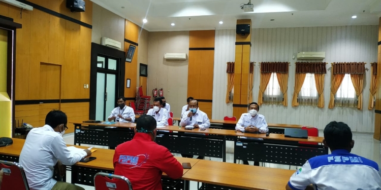 AUDIENSI: Perwakilan FSPMI Kota Semarang saat melakukan audiensi dengan pihak BPS Provinsi Jateng. (DINDA RAHMASARI/LINGKARJATENG.ID)