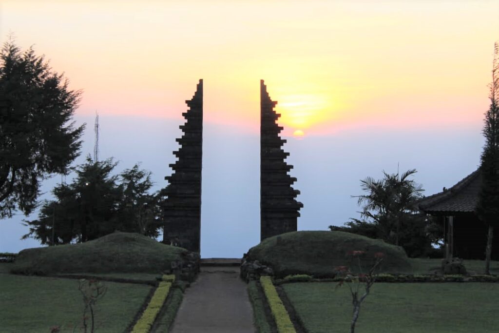 MEMPESONA: Pemandangan Candi Cetho pada sore hari yang berada di wilayah ketinggian di Kecamatan Ngargoyoso. (ISTIMEWA/LINGKARJATENG.ID)