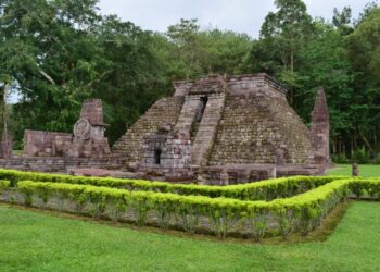 ILUSTRASI: Penampakan Candi Sukuh yang berada di Desa Berjo, Ngargoyoso. (ISTIMEWA/LINGKARJATENG.ID)