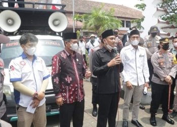 TERIMA ASPIRASI: Ketua DPRD Kabupaten Jepara Haizul Maarif menjawab tuntutan buruh. (ISTIMEWA/LINGKARJATENG.ID)