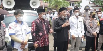 TERIMA ASPIRASI: Ketua DPRD Kabupaten Jepara Haizul Maarif menjawab tuntutan buruh. (ISTIMEWA/LINGKARJATENG.ID)