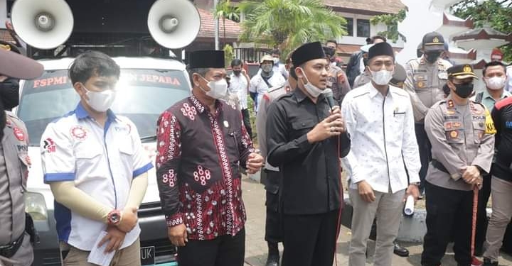 TERIMA ASPIRASI: Ketua DPRD Kabupaten Jepara Haizul Maarif menjawab tuntutan buruh. (ISTIMEWA/LINGKARJATENG.ID)