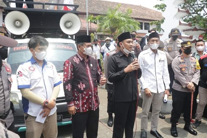 DPRD Jepara Siap Kawal Aspirasi Buruh Perihal UMK Jepara 2022 25 TERIMA ASPIRASI: Ketua DPRD Kabupaten Jepara Haizul Maarif menjawab tuntutan buruh. (ISTIMEWA/LINGKARJATENG.ID)