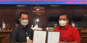 RESMI: Ketua DPRD Kudus Masan bersama Bupati Kudus HM Hartopo menandatangani keputusan DPRD tentang persetujuan atas Ranperda perubahan APBD Kabupaten Kudus tahun anggaran 2021, Selasa (19/10).