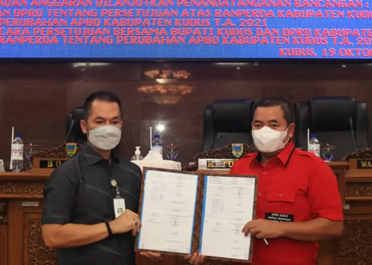 RESMI: Ketua DPRD Kudus Masan bersama Bupati Kudus HM Hartopo menandatangani keputusan DPRD tentang persetujuan atas Ranperda perubahan APBD Kabupaten Kudus tahun anggaran 2021, Selasa (19/10).