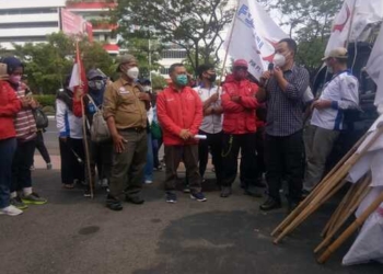 AKSI: Unjuk rasa yang digelar oleh FSPMI Kota Semarang kantor BPS Jateng. (DINDA RAHMASARI/LINGKARJATENG.ID)