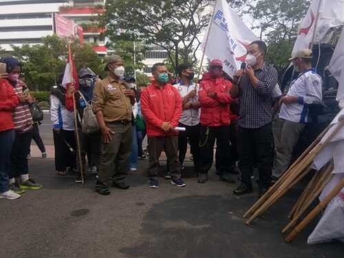 AKSI: Unjuk rasa yang digelar oleh FSPMI Kota Semarang kantor BPS Jateng. (DINDA RAHMASARI/LINGKARJATENG.ID)
