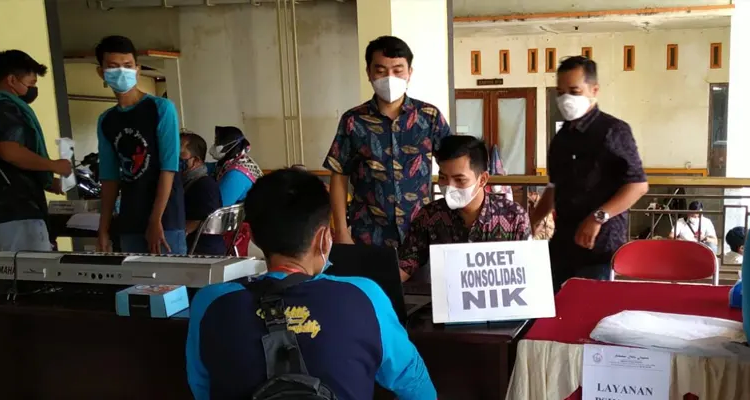 PELAYANAN : Disdukcapil Kabupaten Jepara sedang menjembatani permasalahan warga yang NIK tidak bisa mengakses pelayanan vaksinasi Covid 19.