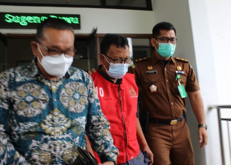 Dugaan Pungli Pasar Sido Makmur, Luluk: Kami Serahkan ke Kepolisisan 25 GELANDANG: Petugas nampak tengah menggelandang tersangka keluar dari Kejari Blora. (LILIK YULIANTORO/LINGKARJATENG.ID)