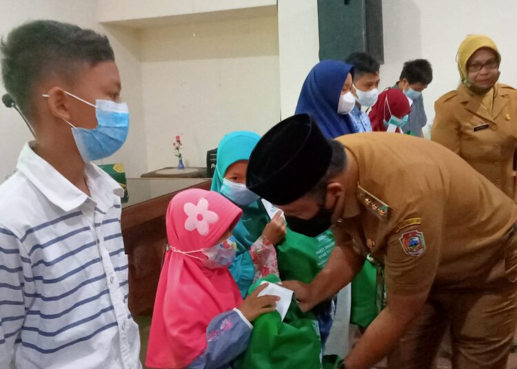 Janji! Pemkab Karanganyar Jamin Pendidikan Anak Yatim Piatu Korban Covid-19 25 SALURKAN: Bupati Karanganyar, Juliyatmono memberikan bantuan paket sekolah kepada anak yatim yang orang tuanya jadi korban Covid-19, Senin (11/10/21). (PUJOKO/LINGKARJATENG.ID)