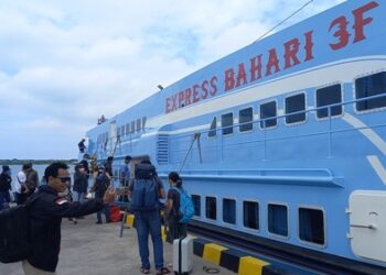 MENGANTRI: Penumpang pelabuhan Kartini Jepara sebelum berangkat pulang ke Jepara akan di periksa kelengkapan surat penyeberangan. (ADHIK KURNIAWAN/LINGKARJATENG.ID)