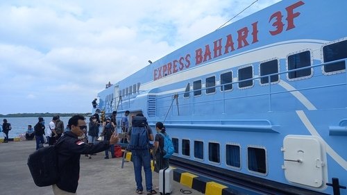 MENGANTRI: Penumpang pelabuhan Kartini Jepara sebelum berangkat pulang ke Jepara akan di periksa kelengkapan surat penyeberangan. (ADHIK KURNIAWAN/LINGKARJATENG.ID)