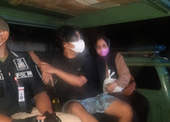 BERSAMA: Petugas Satpol PP Kota Semarang membawa pemuda yang terjaring pada giat kemarin. (ISTIMEWA/LINGKARJATENG.ID)