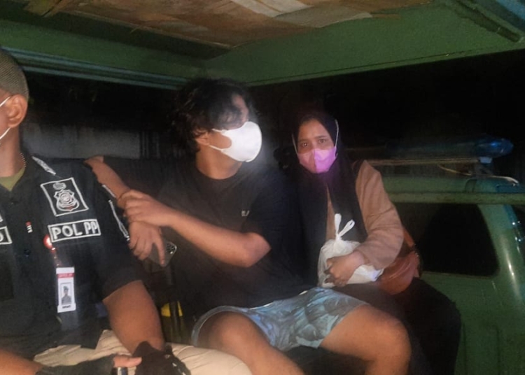 Empat Pasang Muda - Mudi Tertangkap Razia 25 BERSAMA: Petugas Satpol PP Kota Semarang membawa pemuda yang terjaring pada giat kemarin. (ISTIMEWA/LINGKARJATENG.ID)
