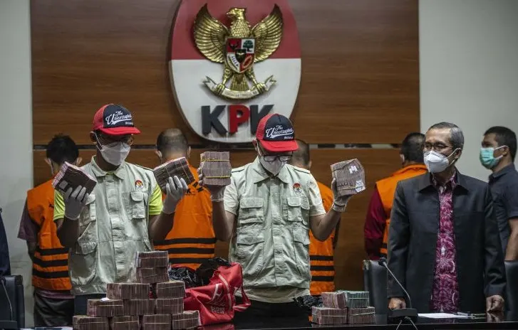 Tim penyidik KPK menunjukkan barang bukti milik tersangka dalam konferensi pers penahanan Bupati Musi Banyuasin dan 3 tersangka lainnya, di Gedung KPK, Jakarta, Sabtu (16/10/2021) sore. FOTO: ANTARA/Lingkar.co