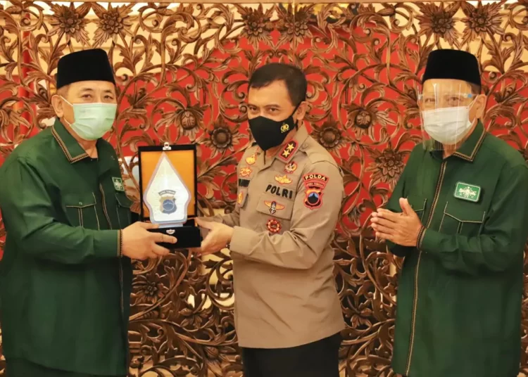 PBNU Apresiasi Vaksinasi Kalangan Pesantren, Kapolda Jateng Terima Penghargaan 25 Kapolda Jateng, Irjen Pol Ahmad Luthfi, menerima penghargaan dari PBNU, di Mapolda setempat, Selasa (19/10/2021). FOTO: Humas Polda Jateng/Lingkar.co