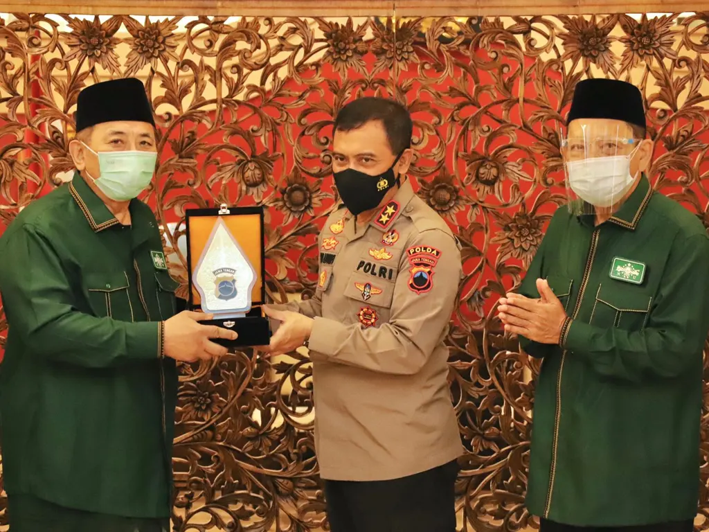 Kapolda Jateng Irjen Pol Ahmad Luthfi menerima penghargaan dari PBNU