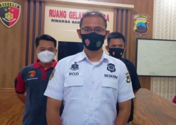 BERI KETERANGAN: Kasatreskrim Polres Jepara AKP M Fachrur Rozi (tengah) saat gelar perkara kasus, belum lama ini. (ADHIK KURNIAWAN/LINGKARJATENG.ID)