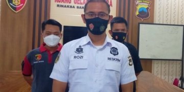 BERI KETERANGAN: Kasatreskrim Polres Jepara AKP M Fachrur Rozi (tengah) saat gelar perkara kasus, belum lama ini. (ADHIK KURNIAWAN/LINGKARJATENG.ID)