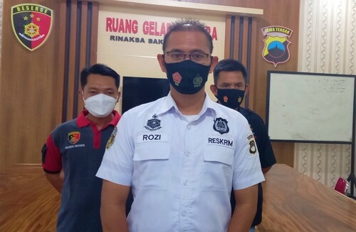 BERI KETERANGAN: Kasatreskrim Polres Jepara AKP M Fachrur Rozi (tengah) saat gelar perkara kasus, belum lama ini. (ADHIK KURNIAWAN/LINGKARJATENG.ID)