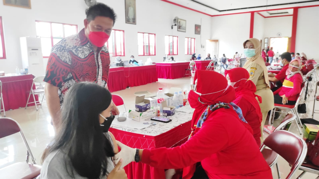 Ketua DPC PDI Perjuangan Ali Badrudin Bantu Pemkab Lakukan Vaksinasi untuk Pelajar
