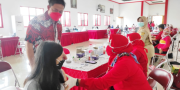 Ketua DPC PDI Perjuangan, Ali Badrudin yang juga Ketua DPRD melakukan monitoring kegiatan vaksinasi di kantor DPC PDI Perjuangan pada Senin (11/10).