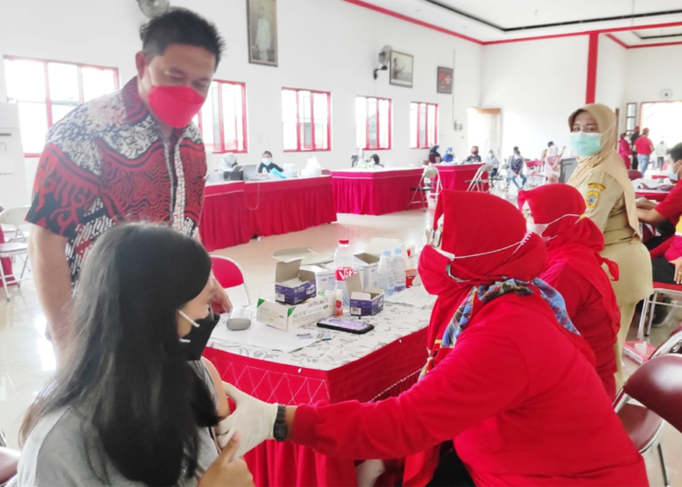 Ketua DPC PDI Perjuangan, Ali Badrudin yang juga Ketua DPRD melakukan monitoring kegiatan vaksinasi di kantor DPC PDI Perjuangan pada Senin (11/10).