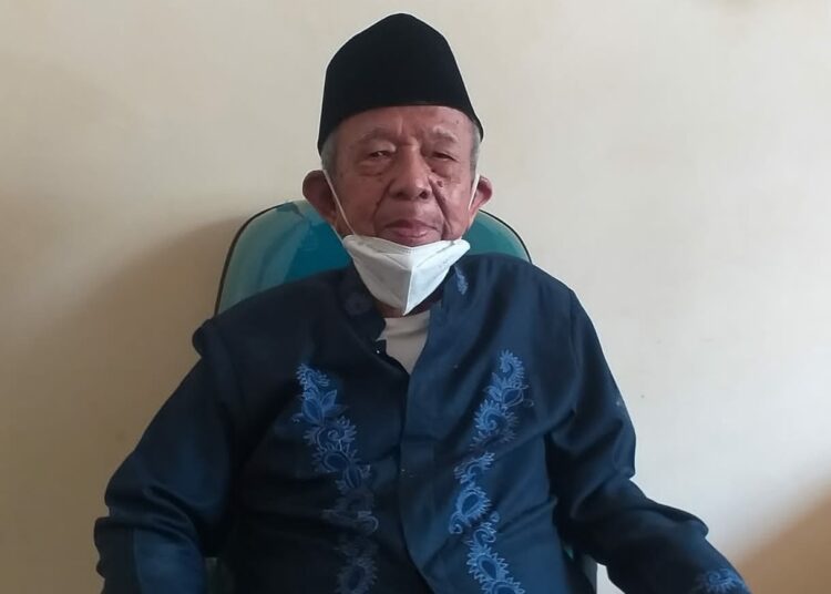 MUI: Semua Pesantren Mendukung Penutupan Prostitusi di Pati 25 MENJELASKAN: Kiai Mujib saat jumpa pers di ruangannya setelah penentangan sikap dari beberapa Ormas dalam mendukung langkah Pemkab. (AZIZ AFIFI/ LINGKARJATENG.ID)