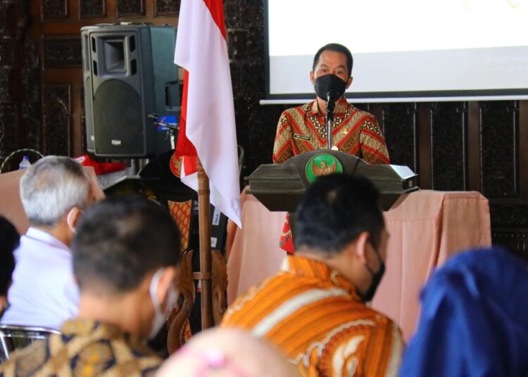 PIDATO: Bupati Kudus HM Hartopo sedang menjelaskan komitmen Pemkab untuk menurunkan AKB dan AKI, Selasa (12/10/21). (ISTIMEWA/LINGKARJATENG.ID)