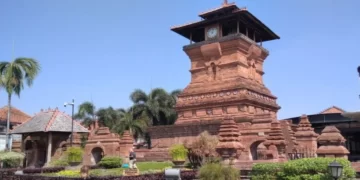 SEPI: Seorang pekerja tengah membersihkan taman yang ada di depan objek wisata Menara Kudus. (ANTARA/LINGKARJATENG.ID)