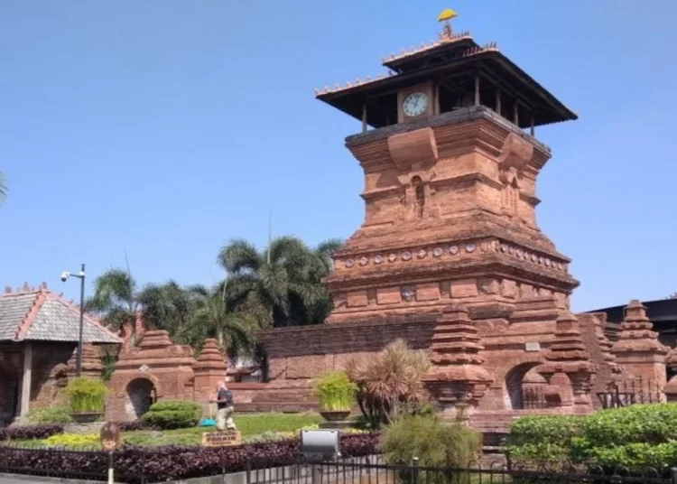 Objek Wisata di Kudus Diizinkan Buka, Batasi Jumlah Pengunjung 30 Persen 25 SEPI: Seorang pekerja tengah membersihkan taman yang ada di depan objek wisata Menara Kudus. (ANTARA/LINGKARJATENG.ID)