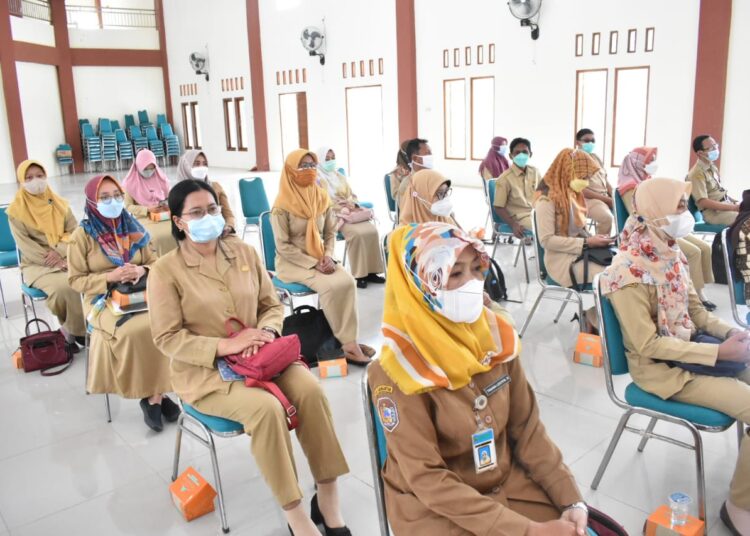 MENGHADIRI: Perwakilan pendidik dan tenaga kependidikan non PNS yang memperoleh dana kesra dari Pemkab Karanganyar. (ISTIMEWA/LINGKARJATENG.ID)