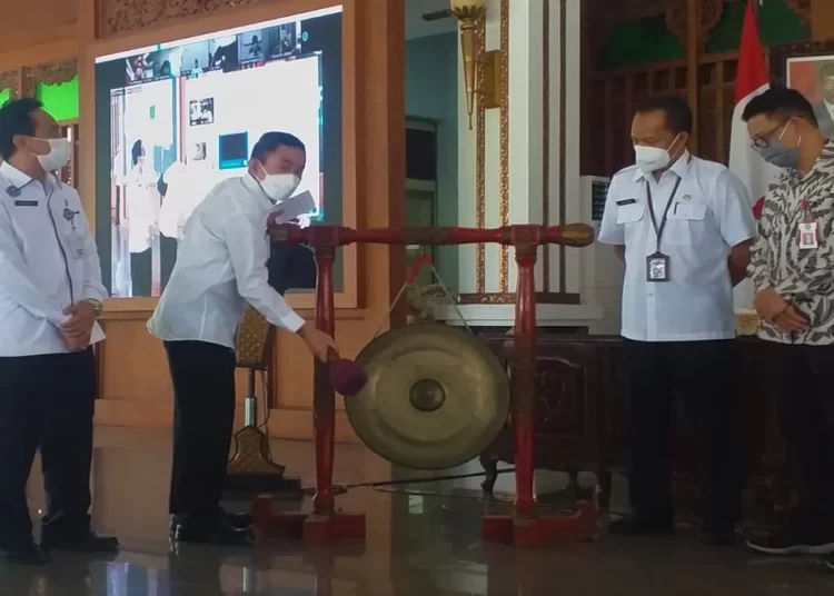 SIMBOLIS: Pemukulan gong dilakukan oleh Bupati Pati. (AZIZ AFIFI/LINGKARJATENG.ID)