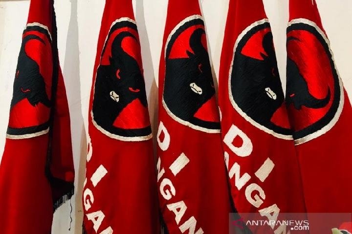 ILUSTRASI: Bendera Partai Demokrasi Perjuangan Indonesia. (ISTIMEWA/LINGKARJATENG.ID)