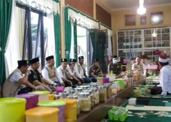 DOK AMK JATENG/ LINGKAR JATENG
SILATURAHIM : PN AMK, saat bersilaturahim ke Pengasuh KH.Fadlolan Musyaffa' LC. MA, (16/10).