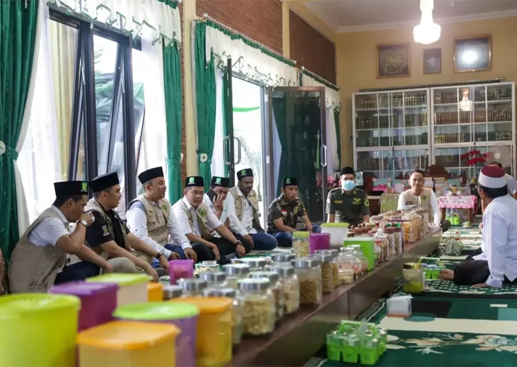 PN AMK Istiqomah bersama Ulama' dan Santri 25 DOK AMK JATENG/ LINGKAR JATENG
SILATURAHIM : PN AMK, saat bersilaturahim ke Pengasuh KH.Fadlolan Musyaffa' LC. MA, (16/10).