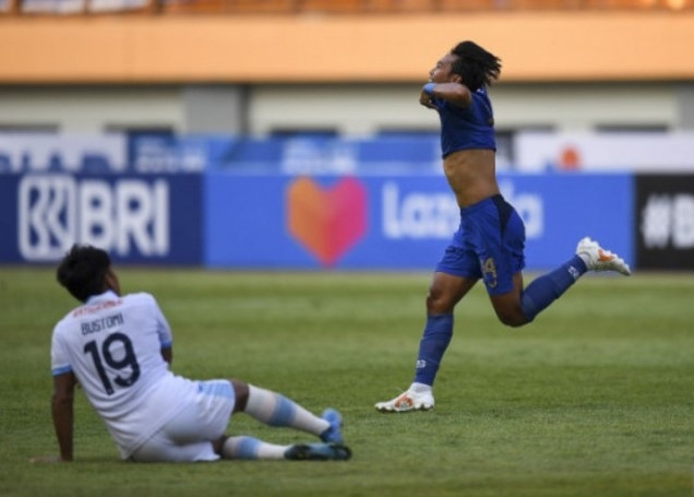 PSIS Semarang Bekuk Persebaya dengan Skor 3-2 25 GOL: Pesepak bola PSIS Semarang Riyan Ardiansyah (kanan) melakukan selebrasi usai mencetak gol. (ANTARA/LINGKARJATENG.ID)
