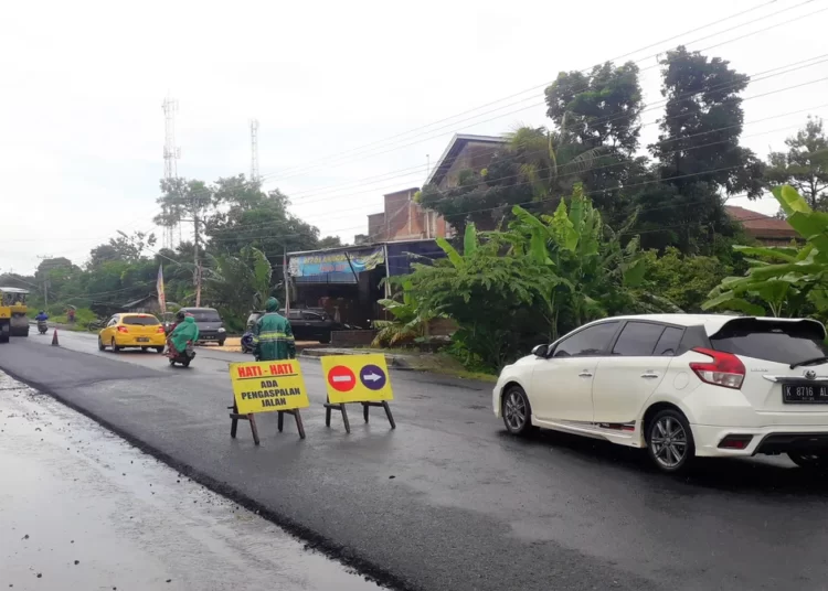PERBAIKAN: Salah satu proyek pengerjaan jalan yang dilakukan Dinas PUPR dengan anggaran DAK, beberapa waktu lalu, sebelum bulan Ramadhan tahun ini. (ADHIK KURNIAWAN/LINGKARJATENG.ID)