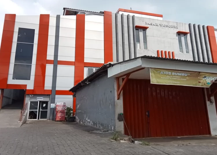 PIONEER: Lokasi Pasar Tradisional Wonodri yang menjadi percontohan penerapan penggunaan aplikasi Pedulilindungi di Jawa Tengah. (DINDA RAHMASARI/LINGKARJATENG.ID)