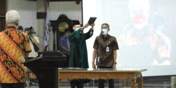 PROSESI: Gubernur Jawa Tengah, Ganjar Pranowo melantik Sekretaris Daerah ( Sekda) Definitif Provinsi Jawa Tengah, Sumarno. Di gedung Gradhika Bakti Praja, Semarang. (ISTIMEWA/LINGKARJATENG.ID)