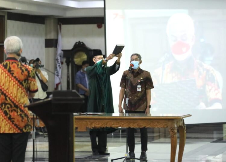 BKD: Kami Tak Tahu Proses Seleksi Sekda Jateng 25 PROSESI: Gubernur Jawa Tengah, Ganjar Pranowo melantik Sekretaris Daerah ( Sekda) Definitif Provinsi Jawa Tengah, Sumarno. Di gedung Gradhika Bakti Praja, Semarang. (ISTIMEWA/LINGKARJATENG.ID)